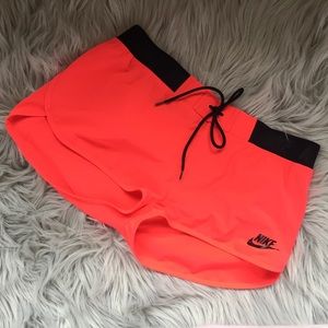 NIKE LIGHTWEIGHT NEON CORAL ACTIVE SHORTS SIZE M